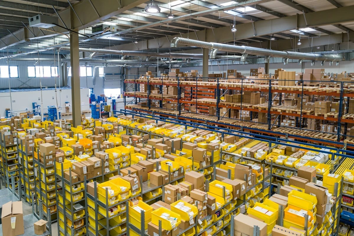 Großes Palettenregal-System in einer Industriehalle vor Demontage