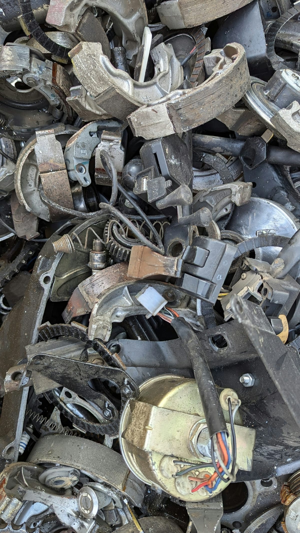 Stapel sortierter alter Metallteile